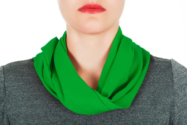 Lenço de seda. Lenço de seda verde em torno de seu pescoço isolado no fundo branco . — Fotografia de Stock