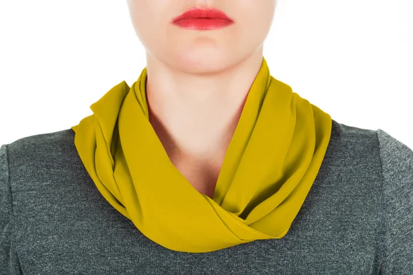 真丝围巾。在白色背景上孤立她脖子上的黄色丝绸围巾. — 图库照片