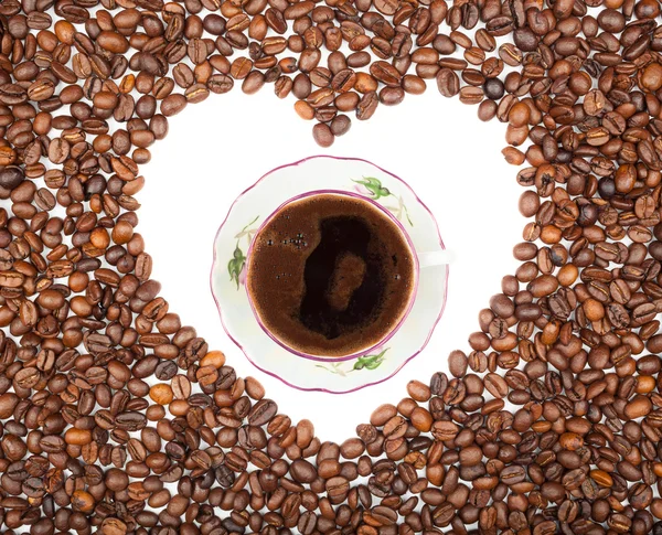 Cup i bakgrunden av kaffebönor — Stockfoto