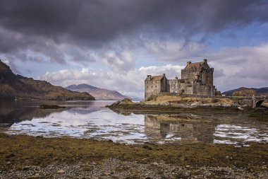 Eilean Donnan kalesinin uzun görünümü