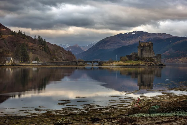 Zonsondergang over Eilean Donnan kasteel Rechtenvrije Stockfoto's