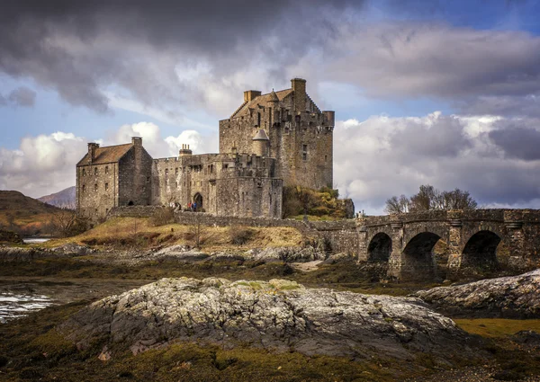 Humeurig weergave van Eilean Donnan kasteel Stockfoto