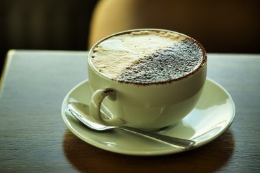 Masada bir fincan kahve.