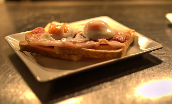 Fried egg on toast breakfast — Stock Photo, Image