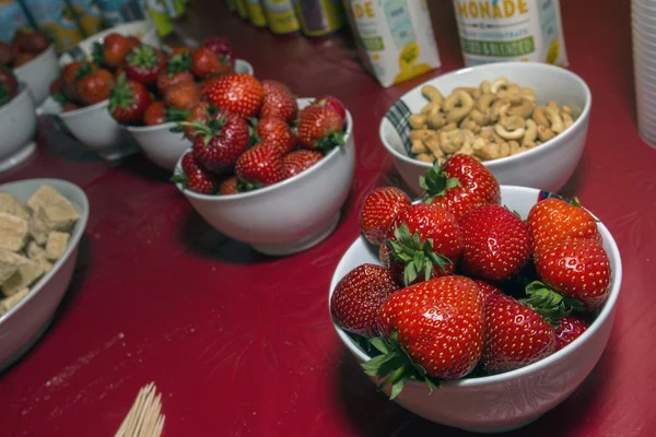 Erdbeeren am Buffet tabe — Stockfoto