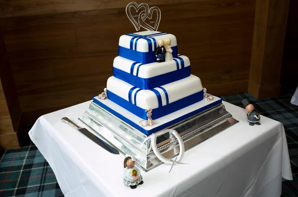 Blue and white wedding cake — Stock Photo, Image