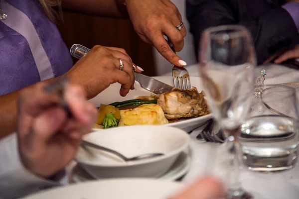 Gast isst Huhn auf einer Hochzeit — Stockfoto