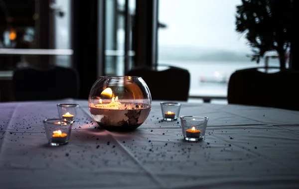 Velas románticas en mesa de boda —  Fotos de Stock