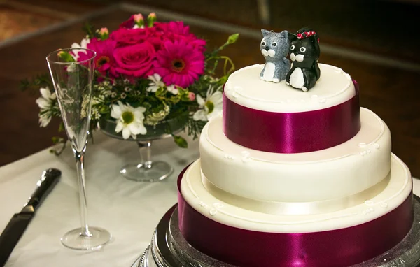 Wedding cake with cat cake toppers — Stock Photo, Image