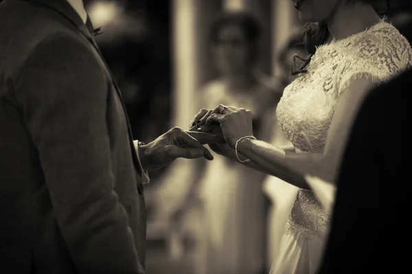 Размещение кольца на пальце на свадьбе — стоковое фото