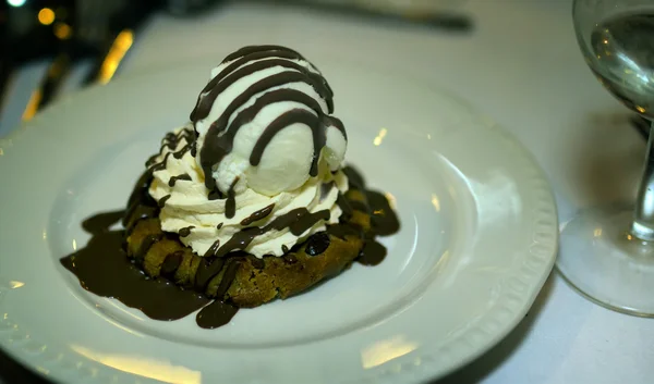 Délicieux cookie chaud avec désert de glace — Photo