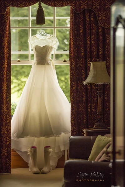 Vestido de noiva pendurado pela janela — Fotografia de Stock