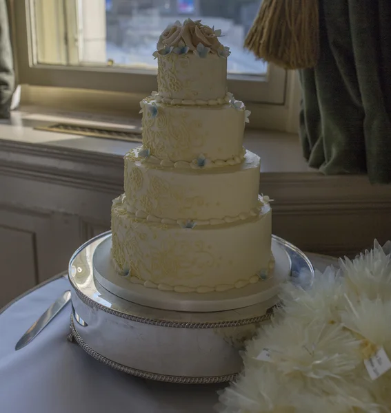4 層の結婚式のケーキ — ストック写真