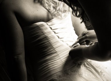 gelinliğini bağlama