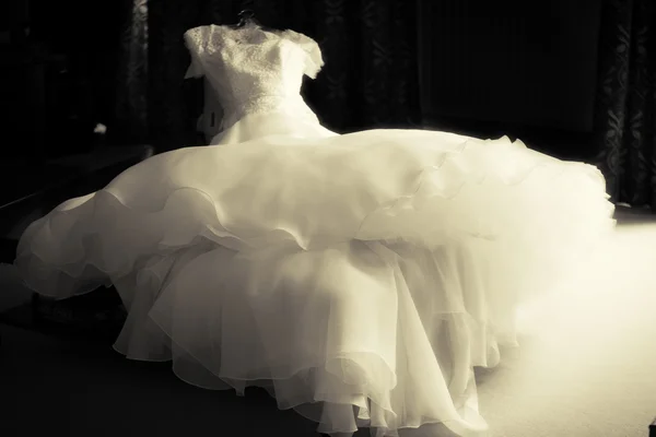 Um elegante vestido de noiva — Fotografia de Stock