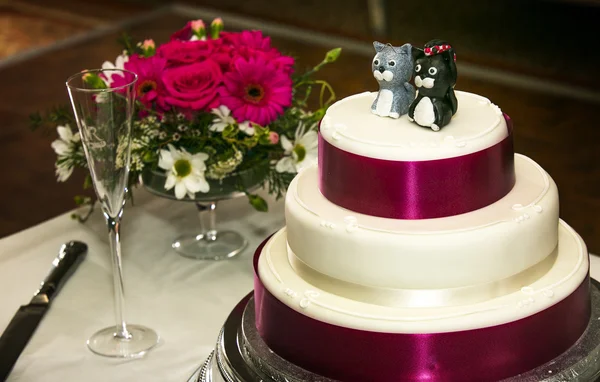 Wedding cake with cat cake toppers — Stock Photo, Image