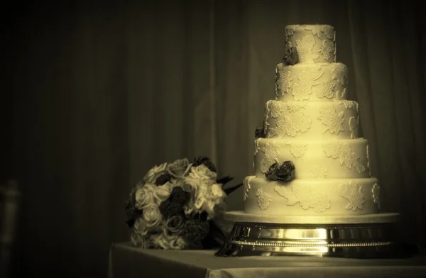 Wysoki tort weselny — Zdjęcie stockowe