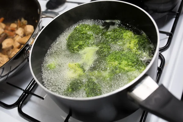 Brocolli borbulhando em um pote Imagem De Stock