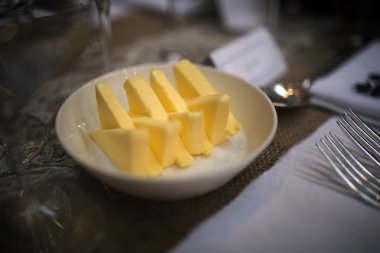 üçgen içine kesilmiş tereyağı