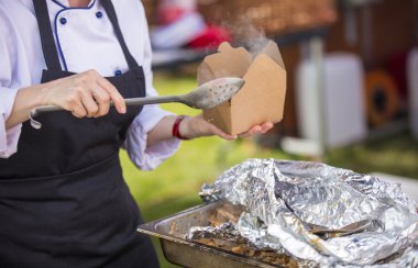 Yemek paket servisi olan restoran yemekleri sunan