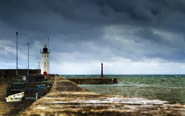 Fırtınalı bir deniz feneri resmini