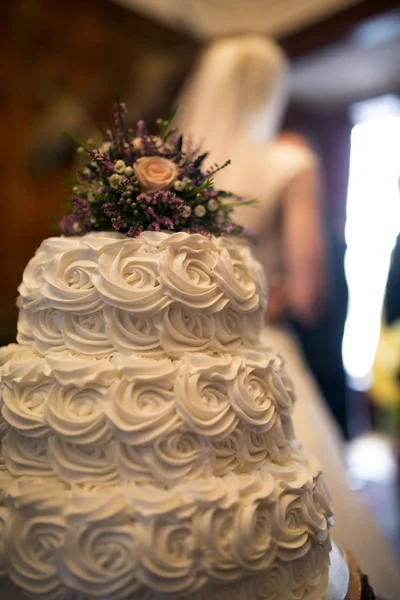 Beautifully decorated wedding cake — Stock Photo, Image