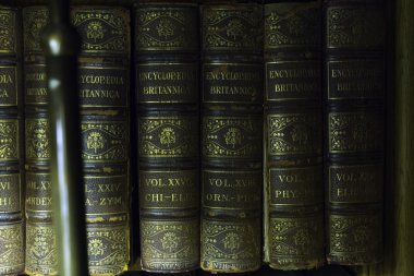 Eski bir kütüphanede eski kitaplar