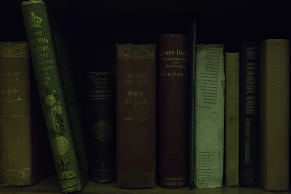 Livros antigos em uma biblioteca antiga — Fotografia de Stock