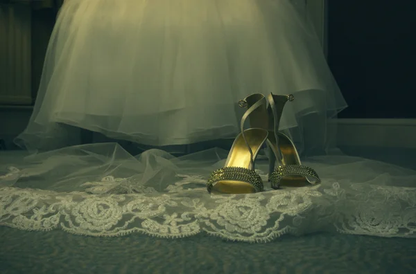 Bonito vestido de noiva e sapatos — Fotografia de Stock