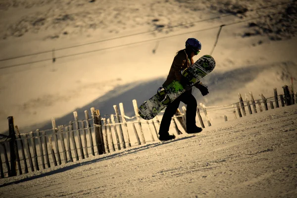Snowboarder caminhadas a colina — Fotografia de Stock