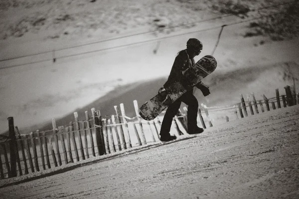 Snowboarder berjalan menaiki bukit — Stok Foto