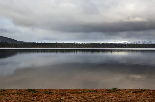 Calm waters at Loch Morlich — Stock Photo, Image
