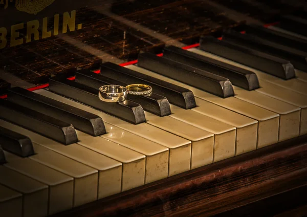 Rings on piano — Stock Photo, Image