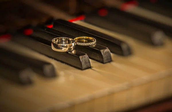 Rings on piano — Stock Photo, Image