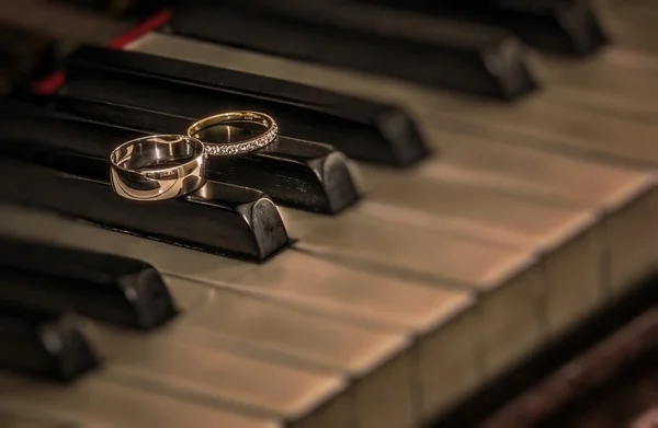 Rings on piano — Stock Photo, Image