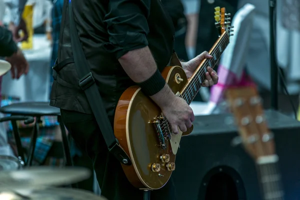 Bir gitar üzerinde sallanan adam — Stok fotoğraf