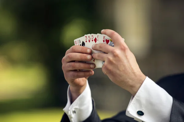 Tiro de un mago mostrando cartas — Foto de Stock