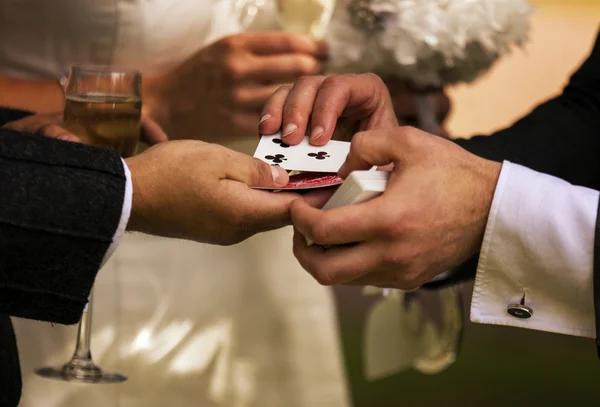 Mágico executando um truque de cartas — Fotografia de Stock