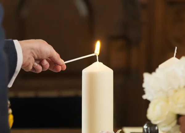 Muž osvětlení svatební svíčka — Stock fotografie