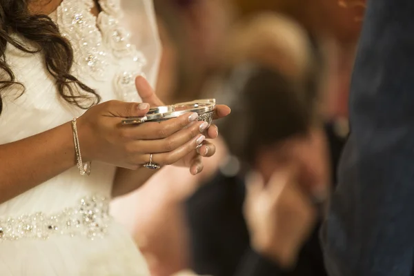 Mulher segurando um Quaich escocês durante a cerimônia de casamento — Fotografia de Stock