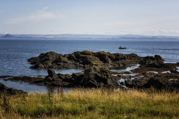 Stenig strand — Stockfoto