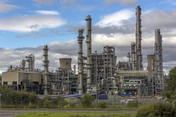 Fechar tiro de uma refinaria de petróleo — Fotografia de Stock