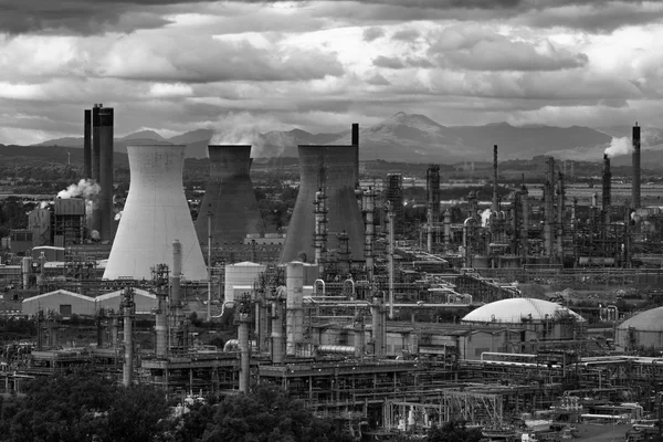 Vista dramática de uma refinaria de petróleo do Reino Unido — Fotografia de Stock