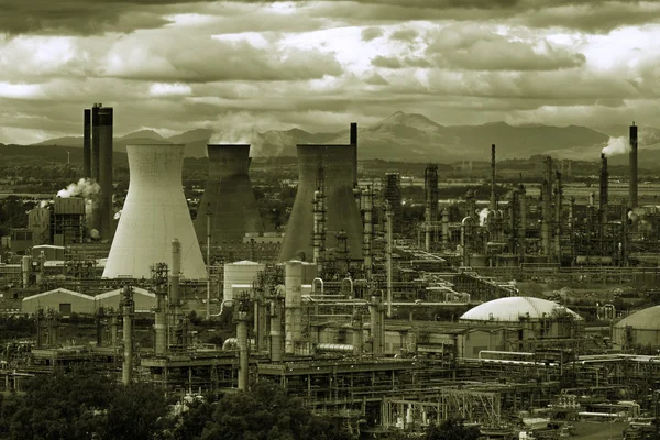 Vista dramática de uma refinaria de petróleo do Reino Unido — Fotografia de Stock