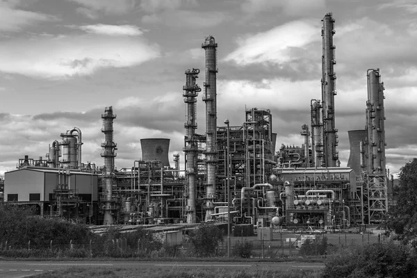 Vista dramática de uma refinaria de petróleo do Reino Unido — Fotografia de Stock