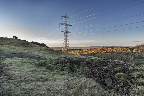 Pilones de electricidad en Scottish Field — Foto de Stock