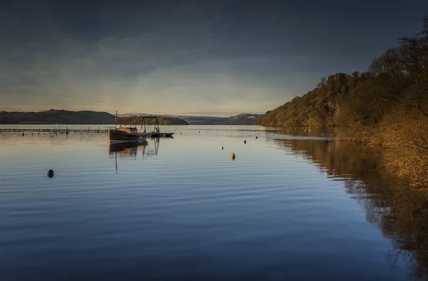 Ontspannen uitzicht op de oevers van Loch Lomond — Stockfoto