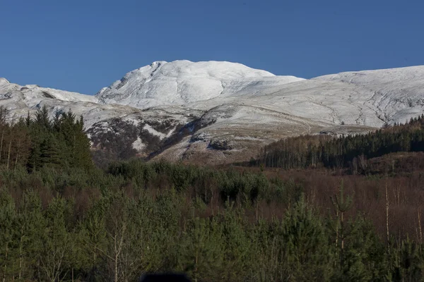 Sněhu limitován hory za slunečného dne — Stock fotografie