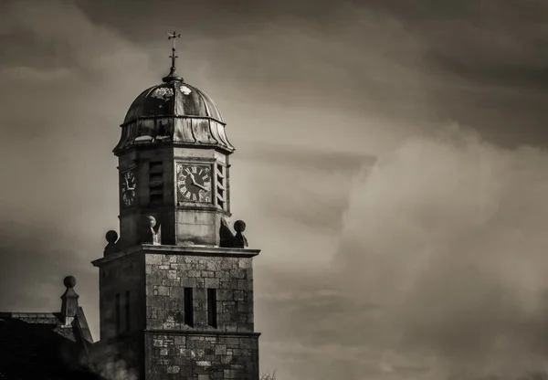 Dramatischer Blick auf einen Kirchturm in Sepiatönen — Stockfoto