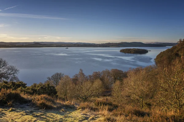 Wysoki strzał Loch Lomond w Szkocji — Zdjęcie stockowe